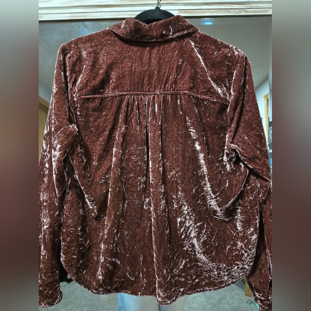 Evereve Velvet Button-Up Shirt Size Small - Picture 5 of 5